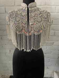 เสื้อคลุมเบอร์เลสก์ผ้าซาตินประดับลูกปัดและเลื่อม พร้อมสายคล้องคอแบบ V ปิดด้วยกระดุม เหมาะสำหรับงานปาร์ตี้ งานกลางคืน และงานเทศกาล - Product Image 3