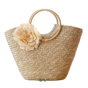 Bolsa de palha com desenho elegante e suave com flores femininas, conveniente de usar, na moda para mulheres 2024