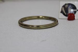 กำไลทองเหลืองแฟชั่นแบบดั้งเดิมของผู้หญิงสีทองพร้อมดีไซน์แบบเจาะรู - Product Image 2