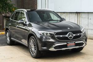 Mercedes-Benz GL C 300 4MATIC 2024 Noir Propre avec Jantes en Alliage Sièges en Cuir Système de Navigation Démarrage à Distance Toit Ouvrant - Product Image 2