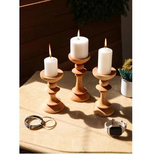 Fournisseur en gros de bougeoirs en bois pour la décoration de table, utilisés dans les mariages, les fêtes, les hôtels, les cafés, disponibles au prix d'usine - Product Image 1