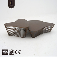 Table basse contemporaine au design unique et artistique, table basse en bois massif fabriquée à la main avec base en acier inoxydable