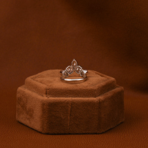 Bague Cinq Pierres Marquise, Diamant de Laboratoire Taille Radiant et Poire, Cadeau Unique Anniversaire/Anniversaire de Mariage en Or Massif 14 carats, Nouveau Design - Product Image 3