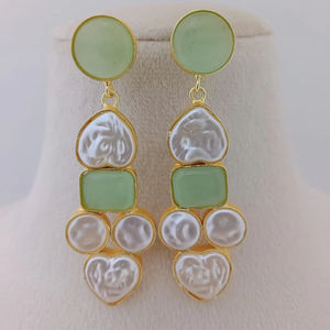 Juego de pendientes de racimo de perlas de mosaico moderno Marco de metal dorado con piedras incrustadas Latón Hecho Producto a granel Diseño personalizado - Product Image 1