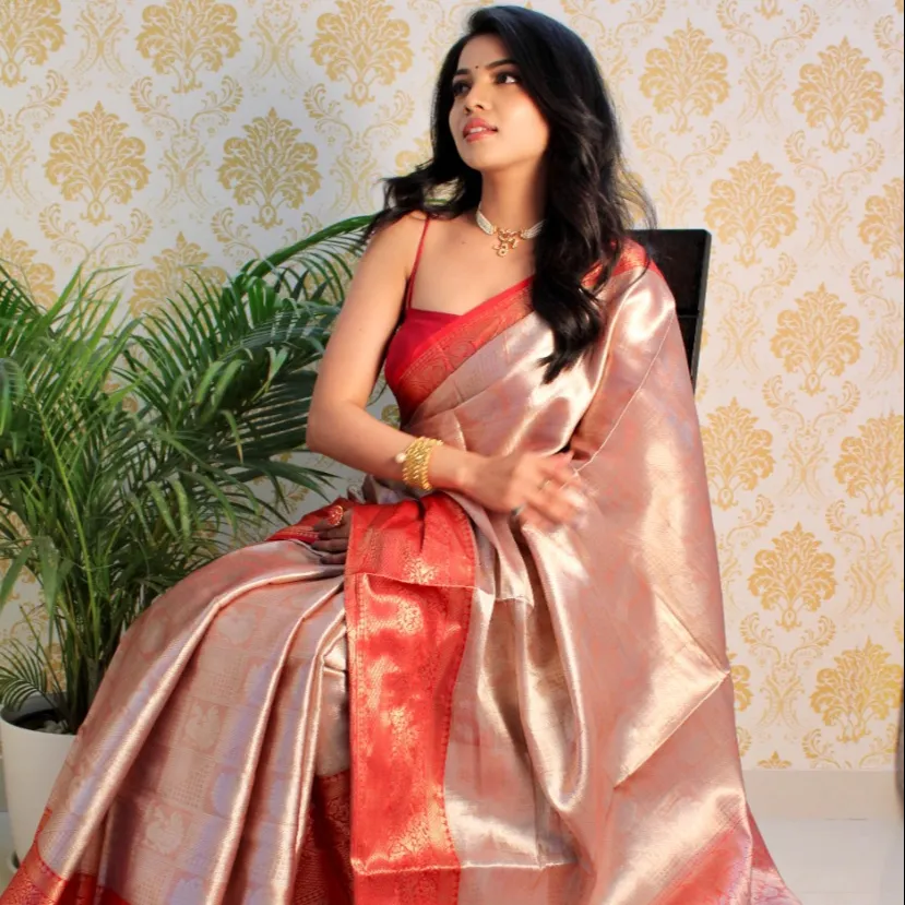 Sari di seta banarasi con sari di seta morbida intrecciata dorata zari