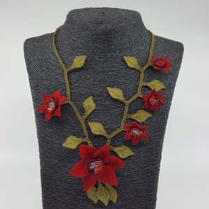 Collier rouge avec un design unique à la mode İğne Oyası Nilüfer Çiçeği Kolye par - Product Image 1