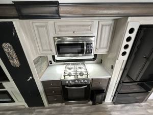 Precio de Subasta Autocaravana Usada Forest River Cardinal Luxury 380RLX 2023, Interiores Espaciosos, Una Habitación, 4-6 Pasajeros, Euro 5, en Venta - Product Image 2