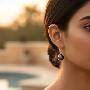 Boucles d'oreilles en argent sterling en forme de larme avec perle noire, design élégant pour femmes - Product Image 2