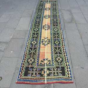 Alfombra Turca Vintage de 2.7x10.4 pies, Alfombra de Lana Azul con Estampado Animal - Product Image 1