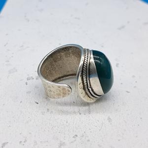 Bague ajustable en argent sterling 925 Malachite Bague épaisse artisanale bohème avec pierre naturelle ornée de diamants et de perles principales - Product Image 2