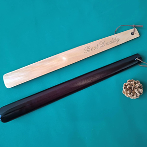 Rehausseur de chaussures en bois personnalisé de qualité supérieure avec texture de grain naturel, conçu pour un accès facile aux chaussures et un confort quotidien - Product Image 1