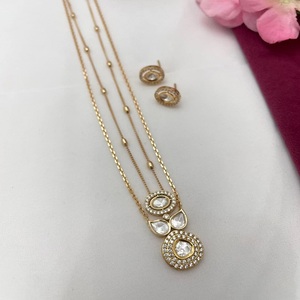 Ensembles de pendentifs de créateur anti-ternissement avec boucles d'oreilles pour filles et femmes finition de haute qualité, idéaux pour les vêtements quotidiens et de bureau - Product Image 1