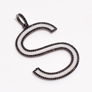 Fantástico Colgante Minimalista en Forma de S con Espinela Negra 100% Natural de Calidad AAA+ y Baño de Plata Negra sobre Plata de Ley 925 - Product Image 2