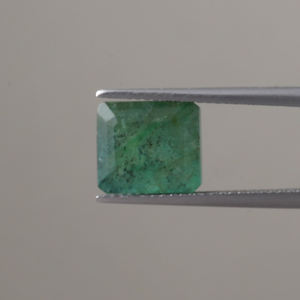 Émeraude naturelle certifiée IGI, vert clair, taille octogonale 5,17 carats (10x9mm), taillée à la main, cirée/huilée, polie, qualité excellente - Product Image 1