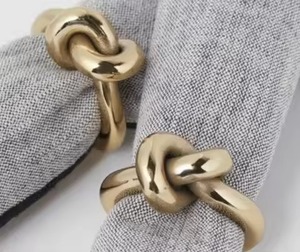 Élégant ensemble de ronds de serviette flocon de neige en argent pour décoration de salle à manger festive, parfait pour les célébrations de Noël et le style de table d'hiver - Product Image 4