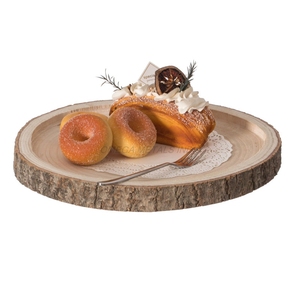 Plateau en bois fait main de couleur miel riche avec forme carrée et détails artistiques idéal pour servir et exposer des friandises - Product Image 3