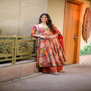VASTRA COTTAGE Ensemble Anarkali en pur coton doux imprimé avec jupe évasée, dupatta assorti et palazzo imprimé – Tenue ethnique de créateur - Product Image 1