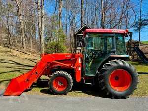 Tracteur Kubota LA1055 60HP d'origine légèrement utilisé M6060 Excellent état d'occasion y compris moteur, pompe à engrenages à vendre à bon prix - Product Image 3