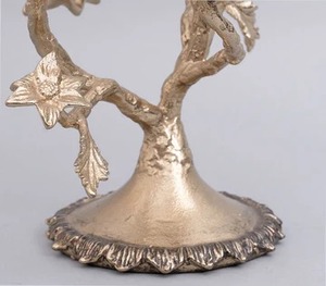 Support en aluminium doré de qualité supérieure avec verre ouragan vert inspiré par la nature ajoute une touche sophistiquée, confortable et élégante à tout espace - Product Image 5