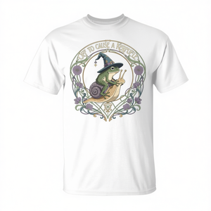 T-shirt divertente con meme della lumaca strega maga, pronta a creare un po' di commovimento - per meme e giornate divertenti! - Product Image 2