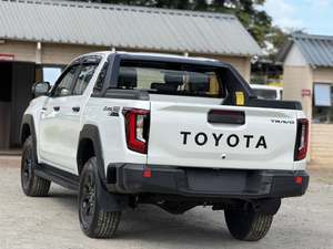 Toyota Hilux Travo OVERLAND Diesel Turbo Automatique d'occasion 2025, pneus R17, porte-bagages de toit en alliage d'aluminium, sièges en tissu foncé, conduite à droite - Product Image 6