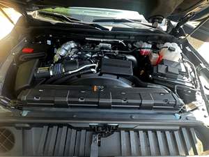 GMC Sierra 2500HD Denali 4x4 Turbodiésel V8 2025, Color Downpour Metallic, Sistema de Audio en la Puerta Trasera por KICKER, Sin Modificaciones - Product Image 6