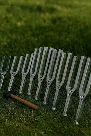 Fourche de sonothérapie (CHAKRA) pour la guérison par le son (LOT DE 8) – Grandes fourches géantes - Product Image 3