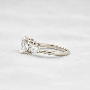 แหวนหมั้นเงินแท้ 925 สำหรับผู้หญิง ดีไซน์วินเทจหรูหรา ประดับเพชรโมอิสซาไนต์ทรงรี ดีไซน์โดดเด่นไม่ซ้ำใคร - Product Image 3