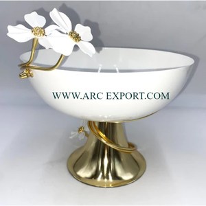 Bol à nourriture rond en métal enduit de poudre blanche avec support en métal poli doré - Product Image 2