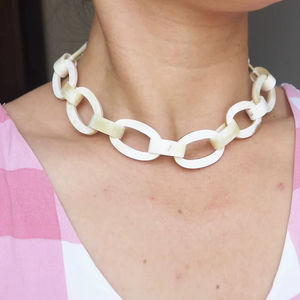 Collier de luxe en corne de buffle fait à la main, bijoux naturels et durables pour femmes, haute qualité - Product Image 1