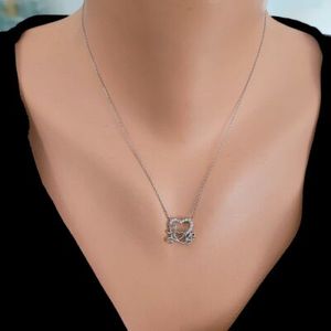 Collar de Plata de Ley 925 con Corazón y Piedra Blanca Grabada con la Palabra Amor para Compromiso - Product Image 1