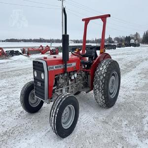 Tracteur agricole de qualité supérieure Massey Ferguson MF 200 Xtra Series 25HP 4WD à transmission par engrenages, conçu pour les travaux agricoles avancés, robuste et adapté aux terrains difficiles - Product Image 5