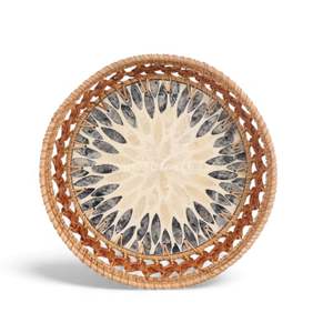 Assiette en nacre de qualité supérieure avec bord en rotin naturel pour une présentation élégante des repas et la décoration de la maison en provenance du Vietnam - Product Image 3