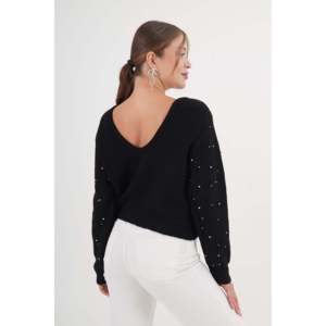 Pull noir brodé rose pour femme avec design dos nu, vente en gros - Product Image 1