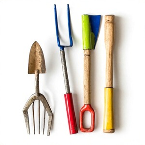 Fourchette de plantation en fer artisanale en finition patinée art fait à la main conçu pour une utilisation durable du jardin et une décoration saisonnière rustique - Product Image 1