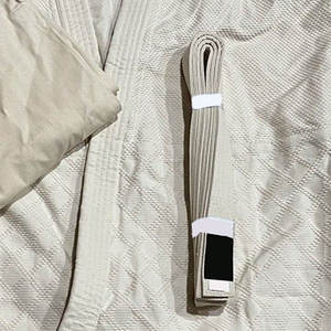 เครื่องแบบยูโดกิกำหนดโลโก้เองได้สำหรับผู้ชายศิลปะการต่อสู้แบบคาราเต้ทนทานและสะดวกสบาย - Product Image 4