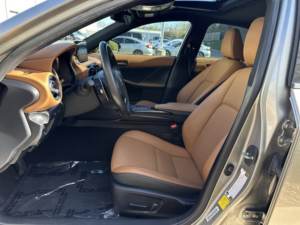 Lexus IS 300 Turbo Premium RWD 2023 Usado en Buen Estado - Product Image 4