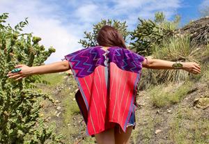 Huipil guatémaltèque des années 1970 fait à la main et brodé à la main Absolument magnifique Art populaire à ses meilleurs côtés ouverts en coton tissé à la main - Product Image 5