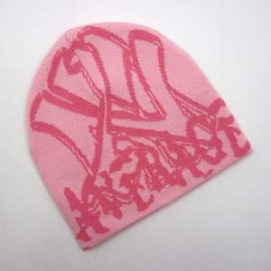 Vente en gros Bonnet tricoté en acrylique jacquard réversible sans manchettes Chapeaux Casquette crâne chaude d'hiver avec logo personnalisé pour la plage Chapeaux d'affaires - Product Image 6