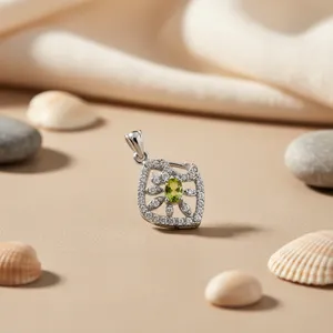 Pendentif en argent 925 avec péridot, design floral classique pour femme, pierre ovale taillée, charme solitaire, bijoux à porter au quotidien - Product Image 1