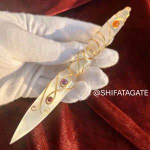 Baguette en spirale à double pointe Offre Spéciale Obélisque de sélénite poli Enveloppe de fil d'or Cristal de guérison Énergie Feng Shui Pierre Artisanat - Product Image 1