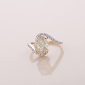 Anillo de Diamante Amarillo Ovalado de 3.44ct Cultivado en Laboratorio, Diseño Halo Bypass, Plata de Ley 925 Sólida - Product Image 2