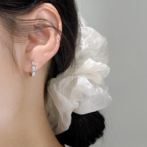 Pendientes de Aro con Hebilla de Plata de Ley 925 y Circonita Cúbica, Estilo Minimalista - Product Image 2