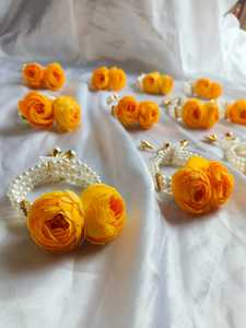 Pivoine/Rannuculas Fleur Avec Perle Haldi Mehndi Sangeet Main Poignet Bracelet Kalire Indien Pakistanais Faveurs De Mariage Pour Les Femmes - Product Image 3