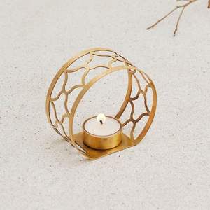 Portavelas de Metal hecho a mano con patrones tallados, perfecto para regalar durante festivales, bodas y celebraciones de inauguración de la casa - Product Image 5