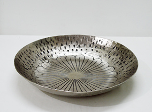 Plato para Frutas de Aluminio Repujado y Niquelado, Diseño Clásico, Profundo y Redondo, para Servir Frutas en el Hogar, Venta al Por Mayor a Precio Económico - Product Image 4