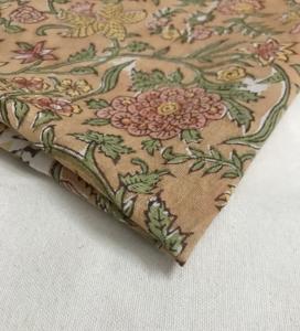 ผ้าฝ้ายพิมพ์ลายดอกไม้สีเบจแบบแฮนด์บล็อก งานฝีมือพื้นเมืองอินเดีย - Product Image 6