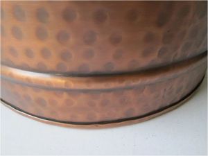 Hecho de metal de cobre presenta una maceta distintiva de textura martillada que es cilíndrica con borde laminado en la parte superior y apariencia robusta - Product Image 5