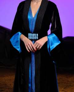 Robe musulmane traditionnelle à la mode en noir et bleu ciel en tissu de satin et de velours - Product Image 1