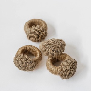 Anneau de serviette en jute en forme de fleur chic pour la mise en place de tables à manger contemporaines, la cuisine et l'affichage lors de fêtes ou d'événements, en provenance d'Inde - Product Image 1